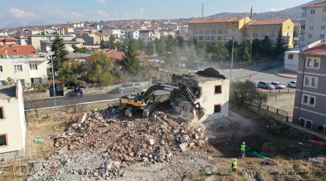 Hacılar'da 50 yıllık lojmanlar yıkıldı