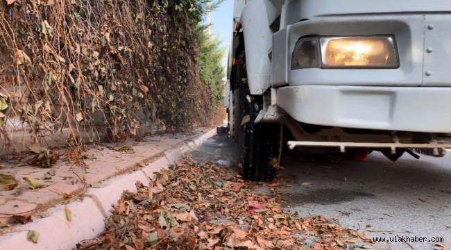 Melikgazi Belediyesi, kuru yaprakları gübre yapıyor