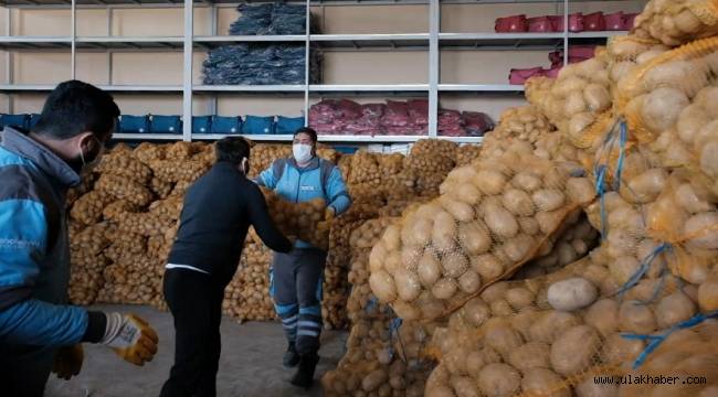 Kocasinan Belediyesi, ihtiyaç sahiplerine 80 ton patates dağıttı