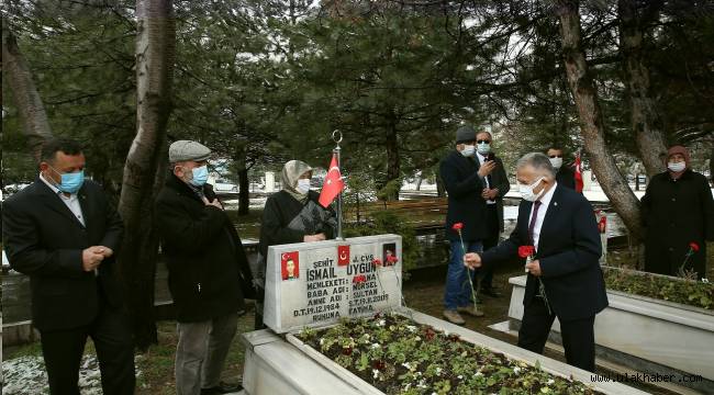 Başkan Büyükkılıç'tan şehitlere dua ve karanfil