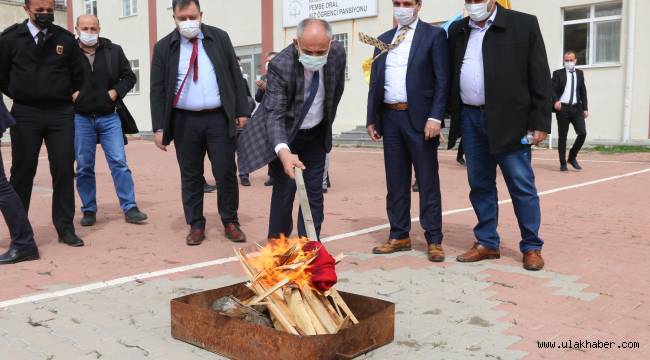 Başkan Öztürk nevruzu kutladı, halka fidan dağıttı