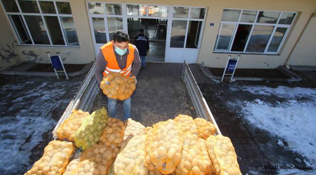 Hacılar Belediyesi'nden ihtiyaç sahiplerine 50 ton patates