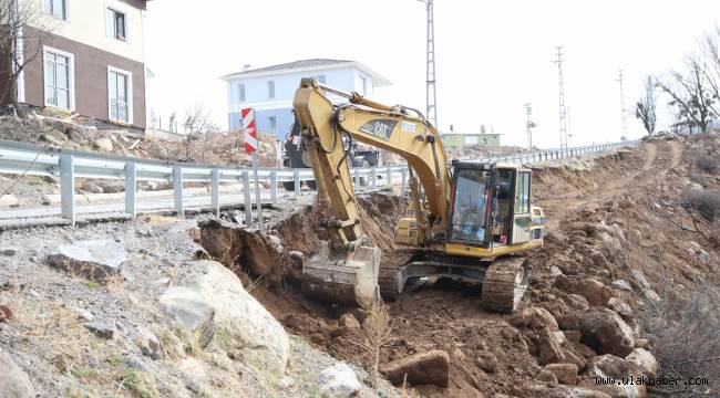 Melikgazi'de yol genişletme çalışmaları sürüyor