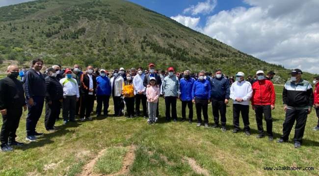 AK Parti Kayseri İl Teşkilatı Ali Dağı'na Çevre Günü yürüyüşü düzenledi, fidan dikti