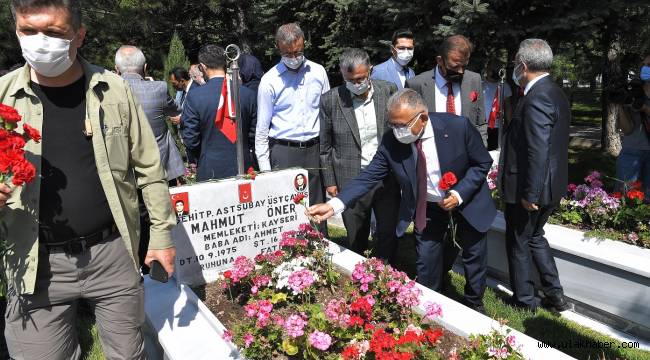 Başkan Büyükkılıç'tan 15 Temmuz'da şehitlere dua ve karanfil