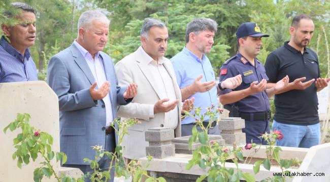 Develi protokolünden şehit mezarlarına ziyaret