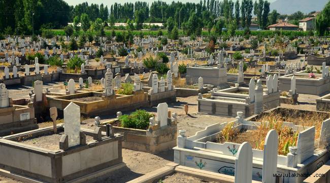 Kayseri Büyükşehir Belediyesi, mezarlıkları bayrama hazırladı