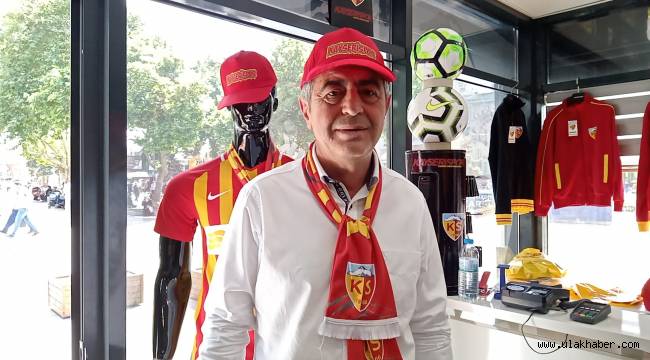 Kazım Yücel Kayserispor'un lisanslı ürünlerini vatandaşlara dağıttı