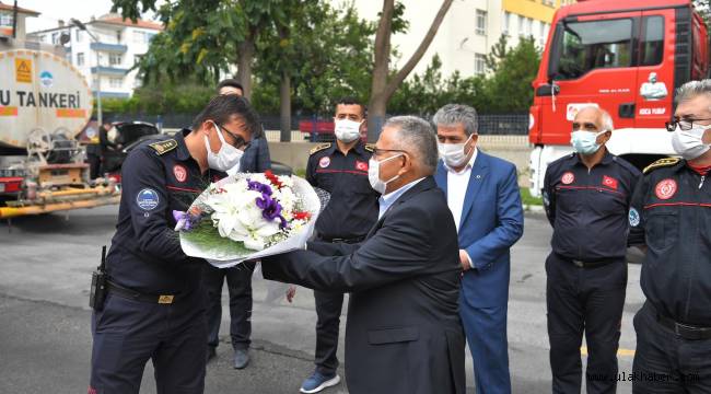 Başkan Büyükkılıç, yangın söndürme çalışmalarından dönen itfaiyecileri çiçekle karşıladı