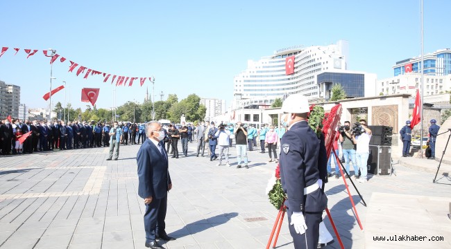 Başkan Büyükkılıç, Zafer Bayramı kutlamalarının ardından şehitliği ziyaret etti