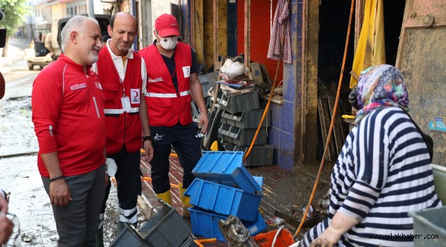 Kızılay gönüllüleri sel bölgesinde yaraları sarmaya devam ediyor