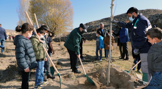 Başkan Yalçın çocuklarla ağaç dikti