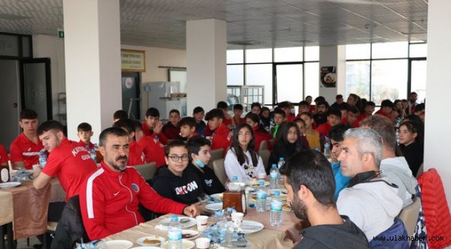 Gençlik Spor İl Müdürü Kabakcı, sporcularla kahvaltıda buluştu