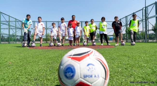 Kayseri Büyükşehir Belediyesi, yaz kış demeden gençleri spor ile buluşturuyor