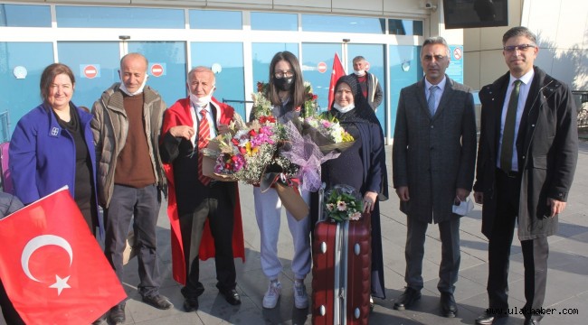 Masa Tenisi Şampiyonu çiçeklerle karşılandı