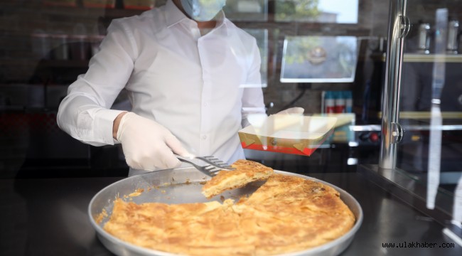 Selanik Göçmen Böreği Çınaraltı'nda yenir