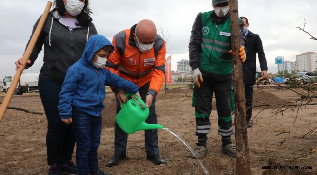 Başkan Çolakbayrakdar: Bu yıl, 100 binden fazla ağacı toprakla buluşturduk