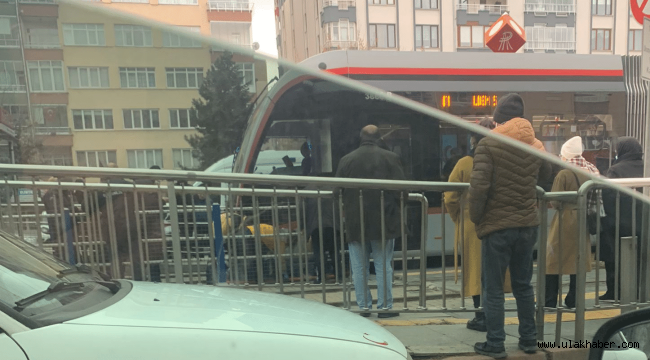 Tramvay vatandaşa çarptı