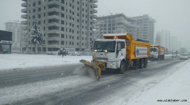 Büyükşehir'in karla mücadelesi aralıksız sürüyor