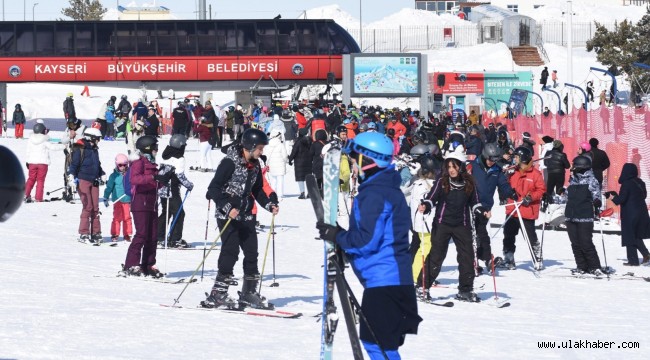 Erciyes Kayak Merkezi'nde hafta sonu yoğunluğu