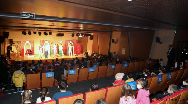 Başkan Amca'nın tiyatro hediyesi çocukları mutlu etti