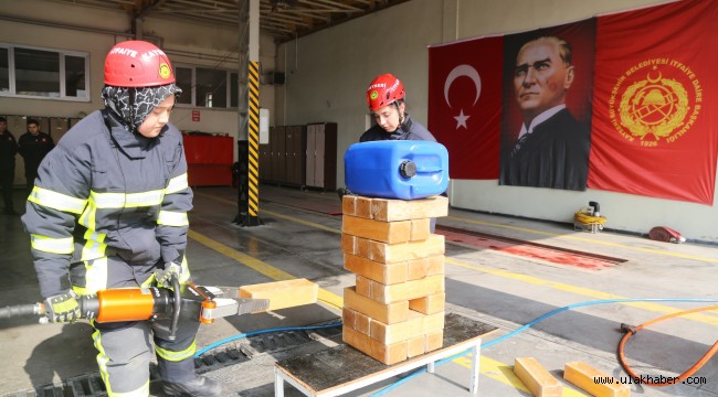 Büyükşehir İtfaiyesi'nden geleceğin kadın itfaiyecilerine zorlu eğitim