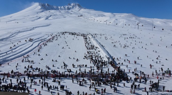 Erciyes Kayak Merkezi'nde yoğunluk devam ediyor