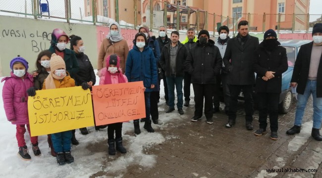 Kayseri'de öğrenci ve velilerden 'kadrolu öğretmen istiyoruz' eylemi