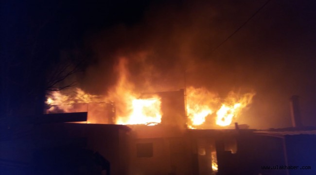 Tomarza'da bir ev yangında küle döndü