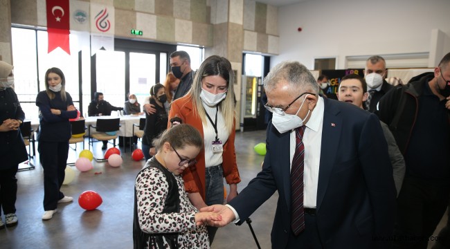 Başkan Büyükkılıç, Down Sendromlu minikler ile buluştu