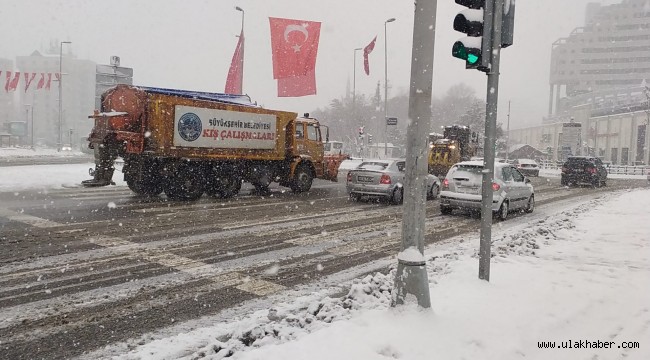 Büyükşehir'in karla mücadelesi canla başla sürüyor