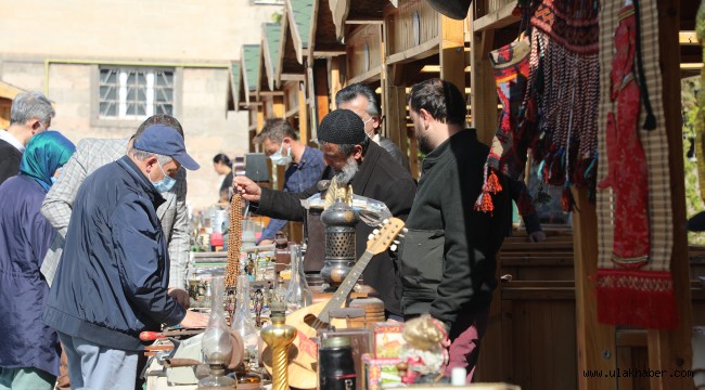 Talas'ın Antika Pazarı hız kesmeden devam ediyor