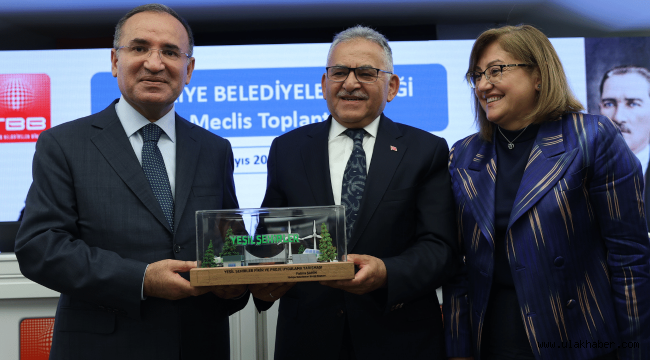 Başkan Büyükkılıç, ödülü Bakan Bozdağ'dan aldı