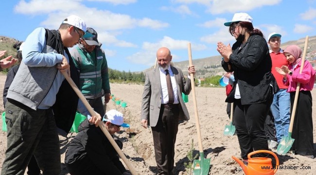 Başkan Çolakbayrakdar, Engelliler Haftası'nı fidanlarla taçlandırdı