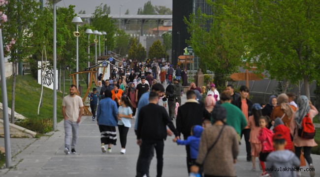 Bayramda ücretsiz olan hayvanat bahçesine yoğun ilgi