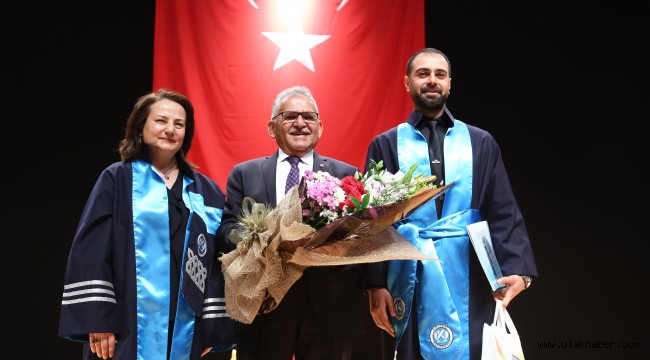 Başkan Büyükkılıç, ilk mezunların heyecanına ortak oldu