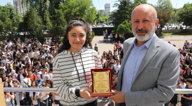 Başkan Çolakbayrakdar, öğrencilerin karne sevincine ortak oldu