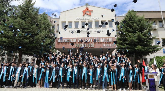 ERÜ Havacılık ve Uzay Bilimleri Fakültesi'nde mezuniyet sevinci