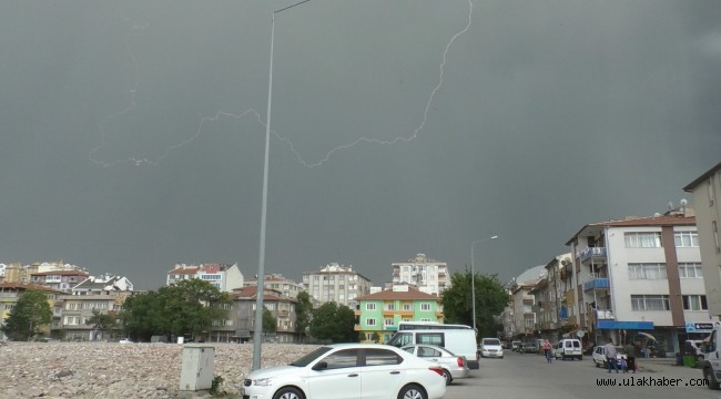 Kayseri'de etkili olan fırtına zor anlar yaşattı