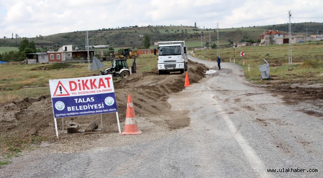 Talas kırsalında yollar genişliyor