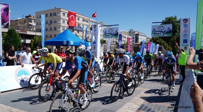 Hem pedal çeviriyorlar hem de Kayseri'yi dünyaya tanıtıyorlar