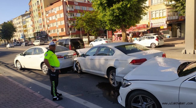 Zincirleme kazada 7 araç birbirine girdi