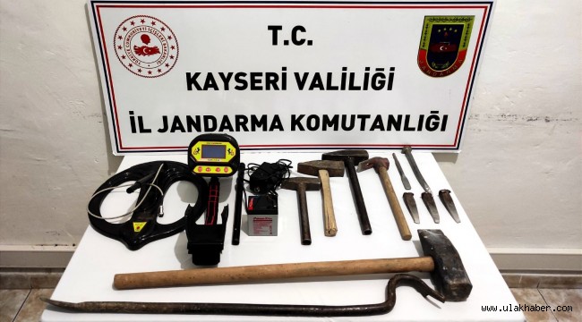 El dedektörüyle arama yaparken, suçüstü yakalandılar 