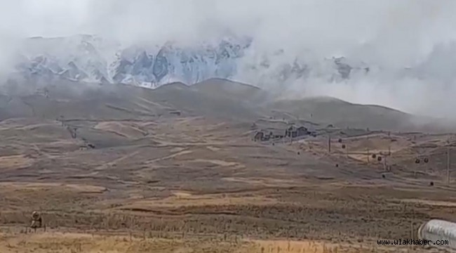 Erciyes Dağı'na kar yağdı