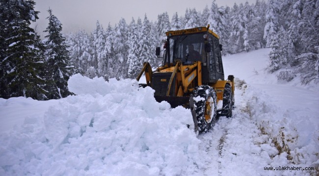 16 köy yolu, kar altında kaldı