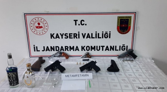 Kayseri'de satışa sunulmak üzere çok sayıda ruhsatsız tabanca ele geçirildi