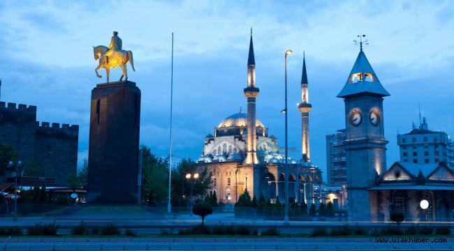 Kayseri kent merkezine mevsimin ilk karı yağdı