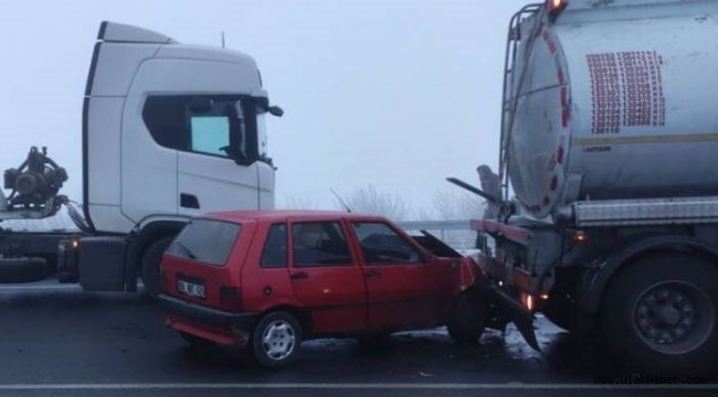 Kaza nedeniyle trafiğe kapanan yolda duramayan yolcu otobüsü de kazaya karıştı