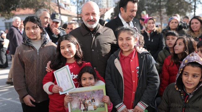 Başkan Çolakbayrakdar, öğrencilerin karne heyecanına ortak oldu