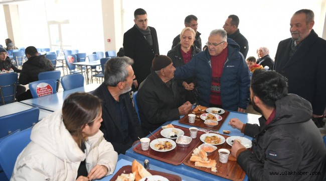 Başkan Büyükkılıç, yurtta kalan depremzedeleri ziyaret etti